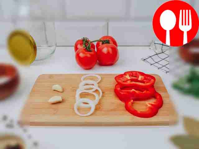 Очистите чеснок и нарежьте тонкими...