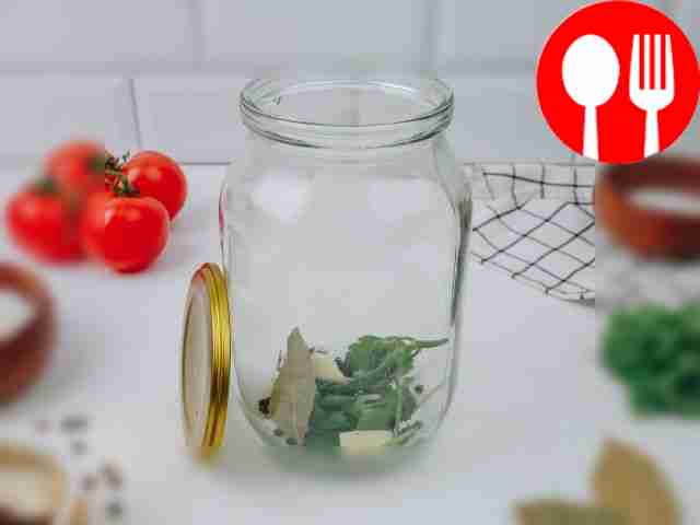 Положите на дно каждой порционной баночки...