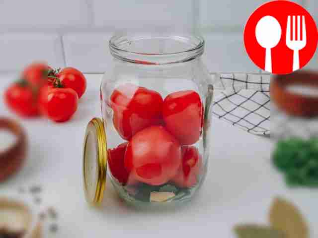 Положите в банку помидоры, болгарский перец,...