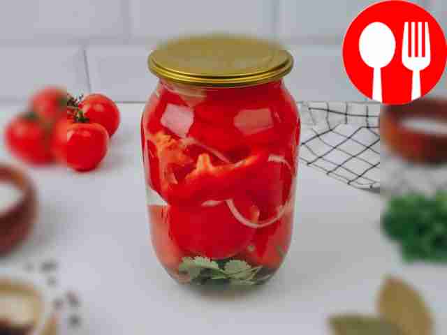 Залейте овощи крутым кипятком. Оставьте их...