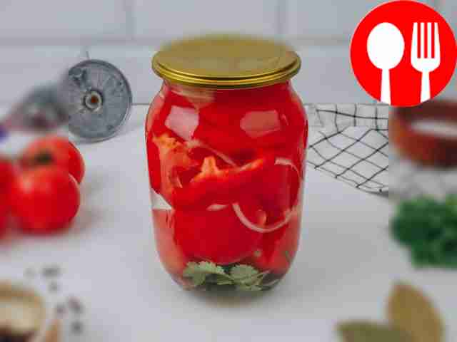 Подавайте помидоры, посыпанные мелко рубленной...