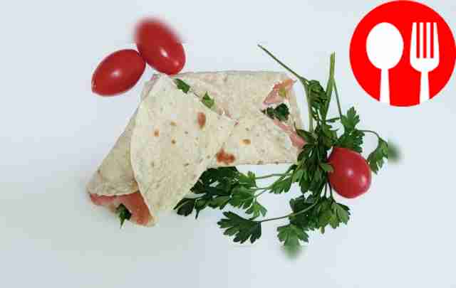 Сытная тортилья с красной рыбой и зеленью