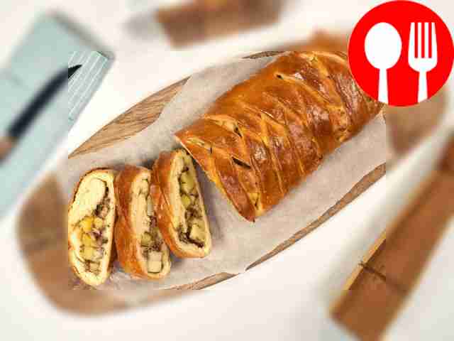 Подавайте рыбный пирог с картошкой на кефире...