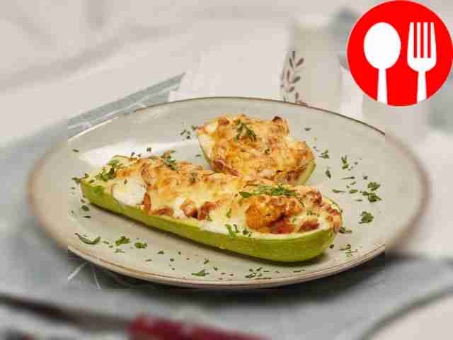 Кабачки, фаршированные овощами