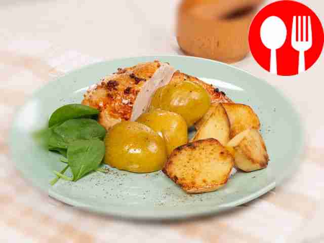 Курица, фаршированная яблоками