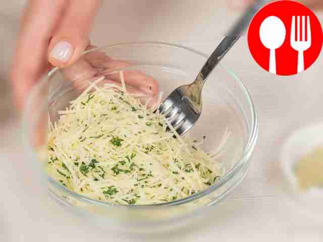 Приготовьте начинку: натрите твердый сыр на...