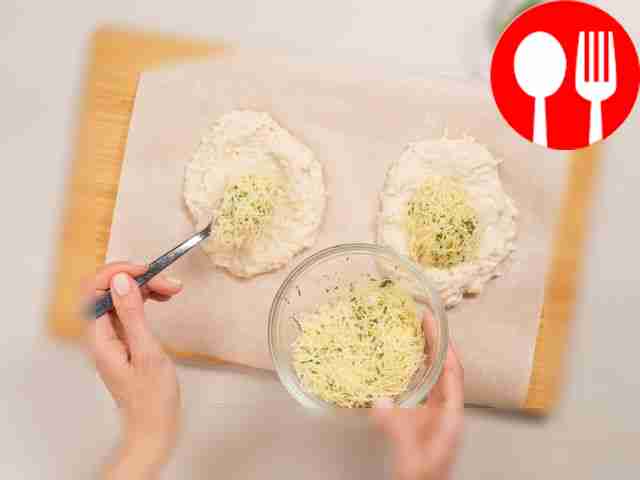 В глубокой миске соедините картофельное пюре,...