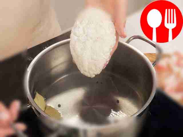 Приготовьте цепеллины. В кастрюлю влейте 1,5...