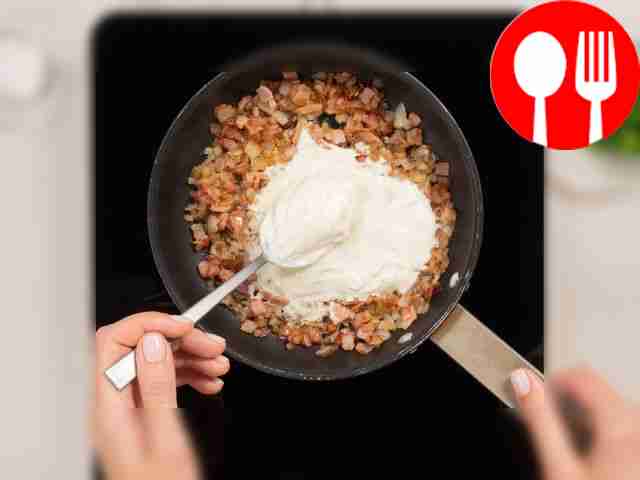 Приготовьте соус. Бекон нарежьте мелкими...