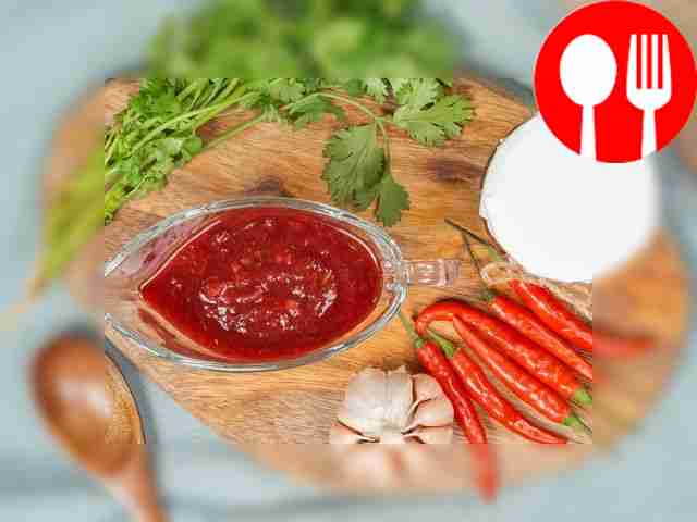 Подавайте готовый соус ткемали из красной...