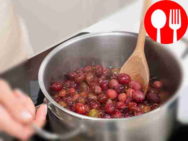 Очистите крыжовник. Выложите ягоды в кастрюлю...