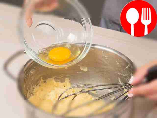 Приготовьте тесто для домашних эклеров. В...