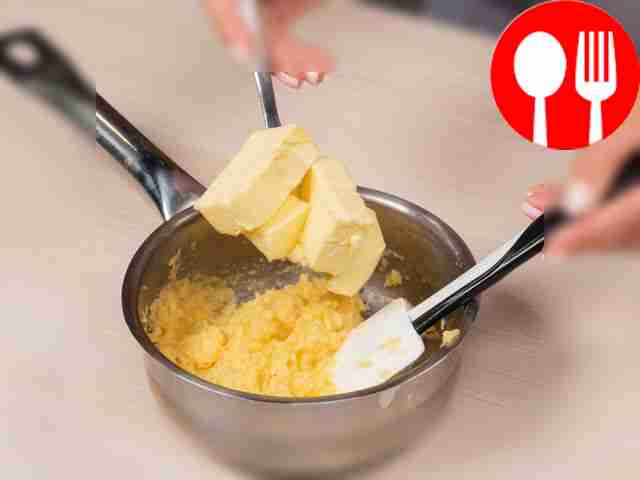 Приготовьте яблочный крем. Яблоки, натёртые до...