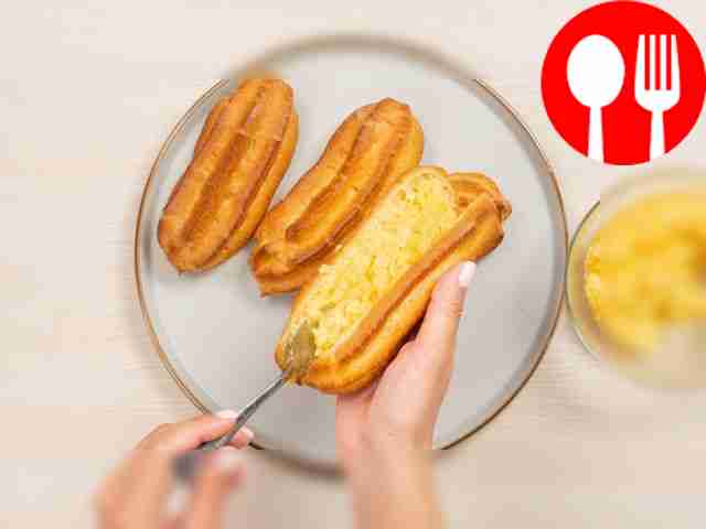 Наполните эклеры яблочным кремом. Разрежьте...