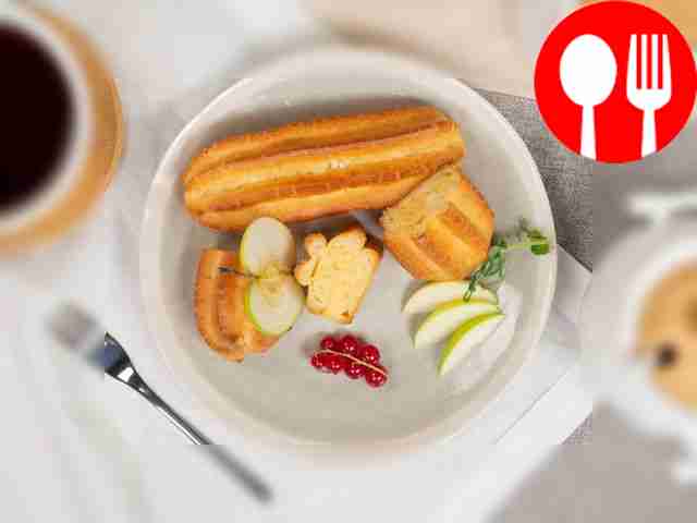 Перед подачей домашние эклеры полейте...