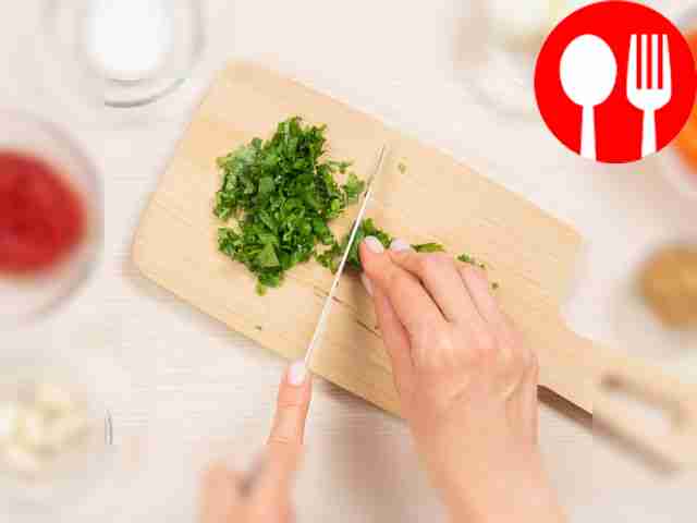 Промойте и очистите овощи. Очистите чеснок и...