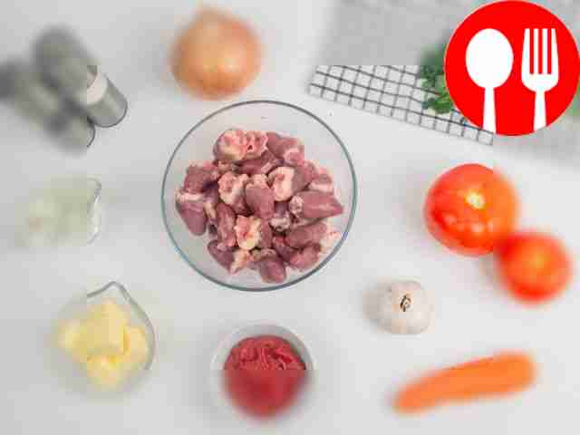 Очистите морковь, лук и чеснок. Сливочное...