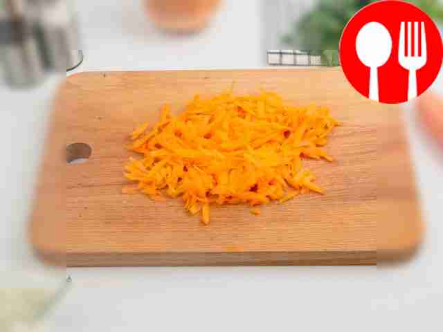 Лук и морковь нашинкуйте соломкой. Помидоры...