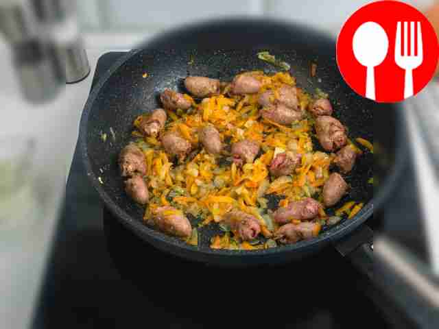 Хорошо прогрейте сковороду, добавив сливочное...