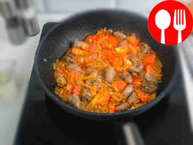 Положите помидоры в сковороду и обжаривайте их...