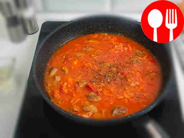 Влейте в сковороду воду, добавьте томатную...