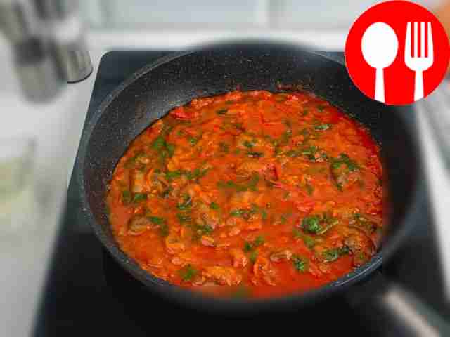 Мелко нашинкуйте зелень и чеснок, добавьте к...