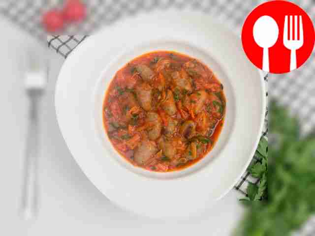 Подавайте сердечки в томатном соусе на гарнире...