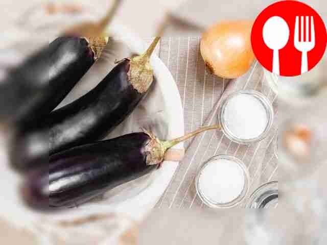 Вымойте баклажаны, снимите кожицу с лука и...