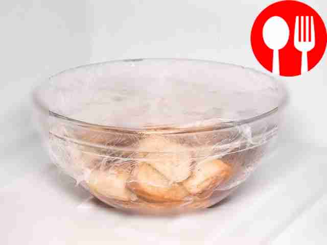 Маринуйте баклажаны. Очистите их и нарежьте...