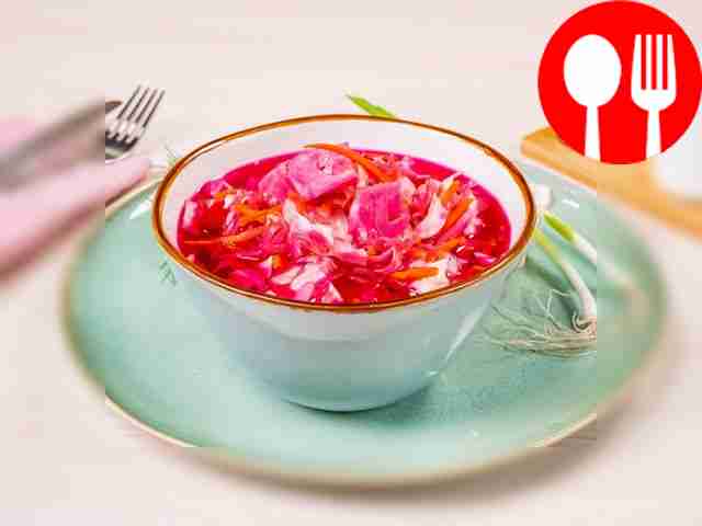 Маринованная капуста со свеклой и чесноком