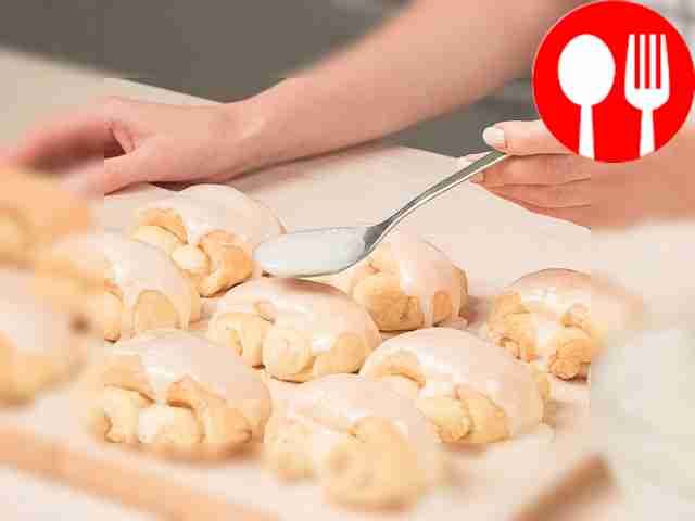 Завершите приготовление берлинских пирожных,...