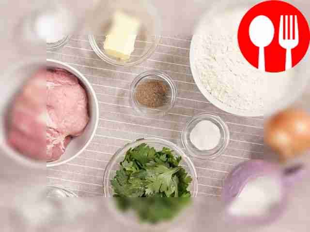 Мясо промойте, обсушите и удалите жир. Лук...