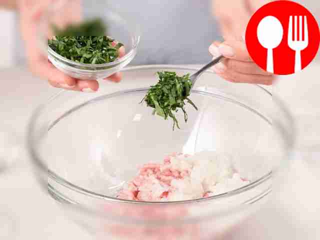 Приготовьте начинку: пропустите свинину и лук...