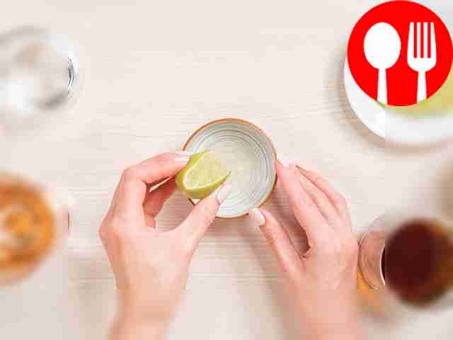 Выжмите сок из половинки лайма и отмерьте одну...