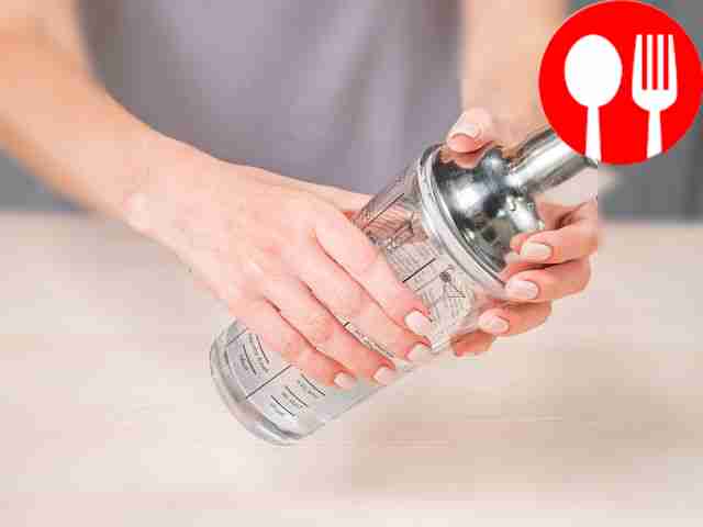 Приготовьте коктейль. Остудите бокал и...