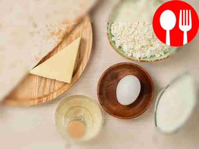 Промойте куриное яйцо.