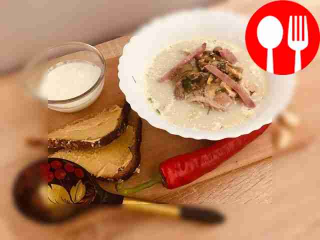 Ароматные белые грибы с бульоном, овощами и горохом