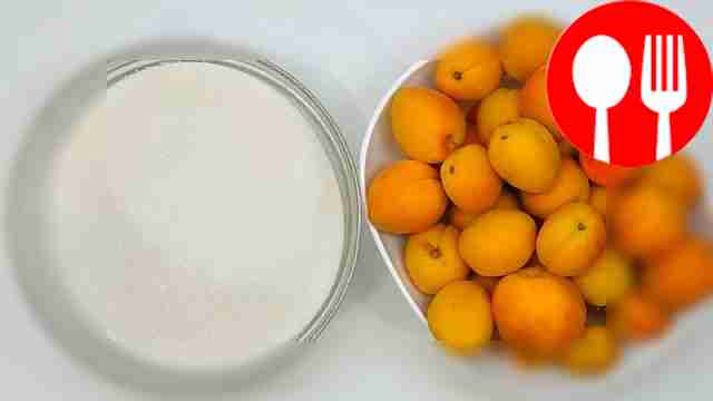 Взвесьте абрикосы и сахар. Промойте плоды,...