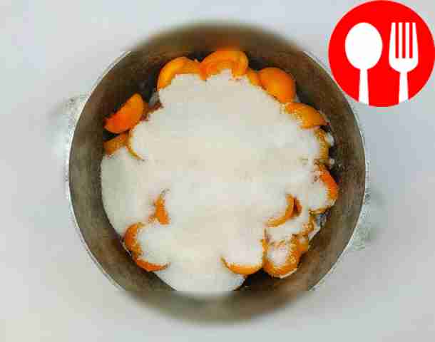 Разложите половинки абрикосов по посуде, в...