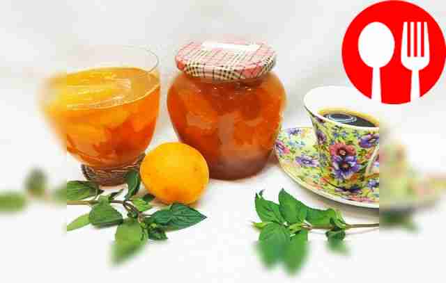 Разложите абрикосовое варенье по креманкам или...