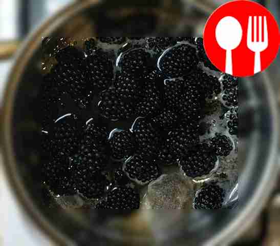 Как только закипит, добавьте ежевику и варите...