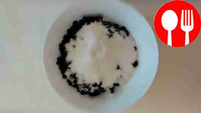 Выложите смородину в эмалированную посуду,...