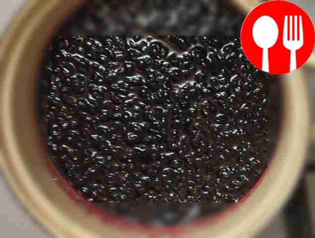 Поставьте кастрюлю со смородиной на слабый...