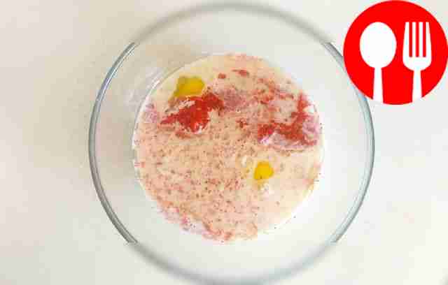 Добавьте клубничное пюре, молоко, подсолнечное...