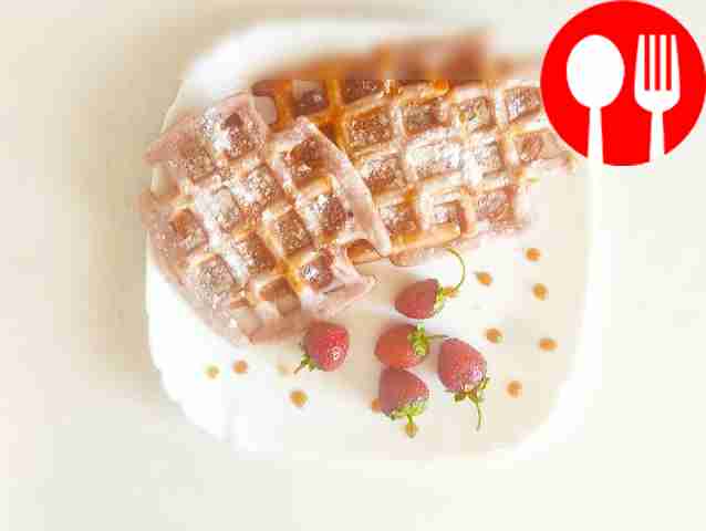 Посыпьте вафли сверху сахарной пудрой и...