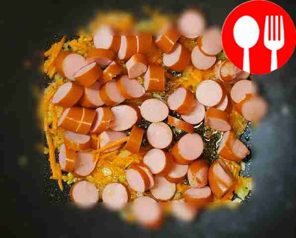 Поджарьте лук и морковь на растительном масле,...