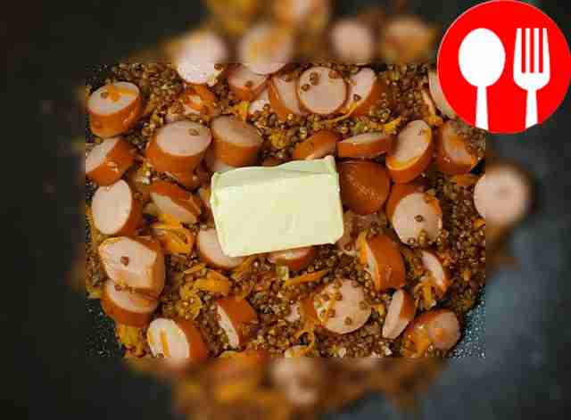 Засыпьте гречку в сковороду, посолите и...