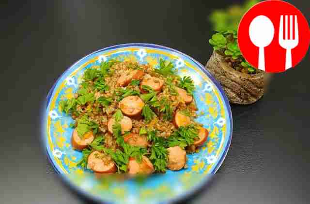 Разложите гречку по тарелке и украсьте её...