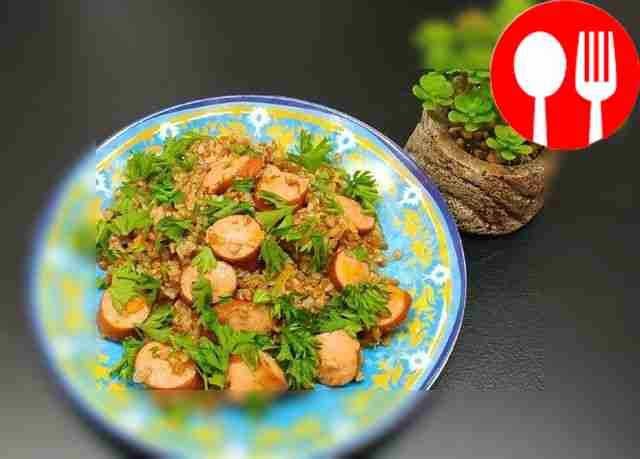 Пикантная гречка с сосисками
