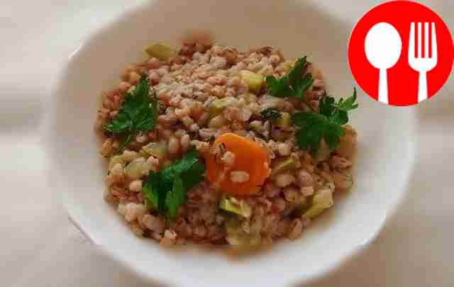 Сытное ризотто из перловки с кабачком